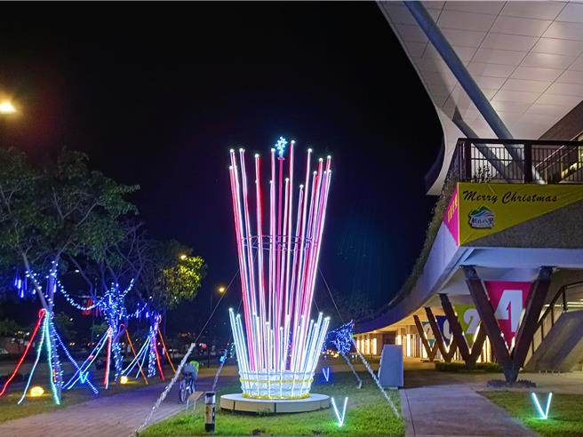 八里行政中心戶外主燈顛覆傳統印象，以爆發的煙火造型為設計。（新北市八里區公所提供／呂健豪新北傳真）