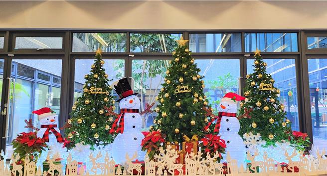 聖誕節與元旦連假即將接連來到，四周瀰漫節慶歡樂氛圍，八里區公所特別用聖誕樹、雪人等元素佈置，讓行政中心大廳充滿濃濃聖誕氣息。（新北市八里區公所提供／呂健豪新北傳真）