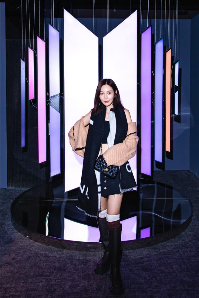 曾莞婷興奮地跟著在打卡點拍照留念。（iME TW提供）