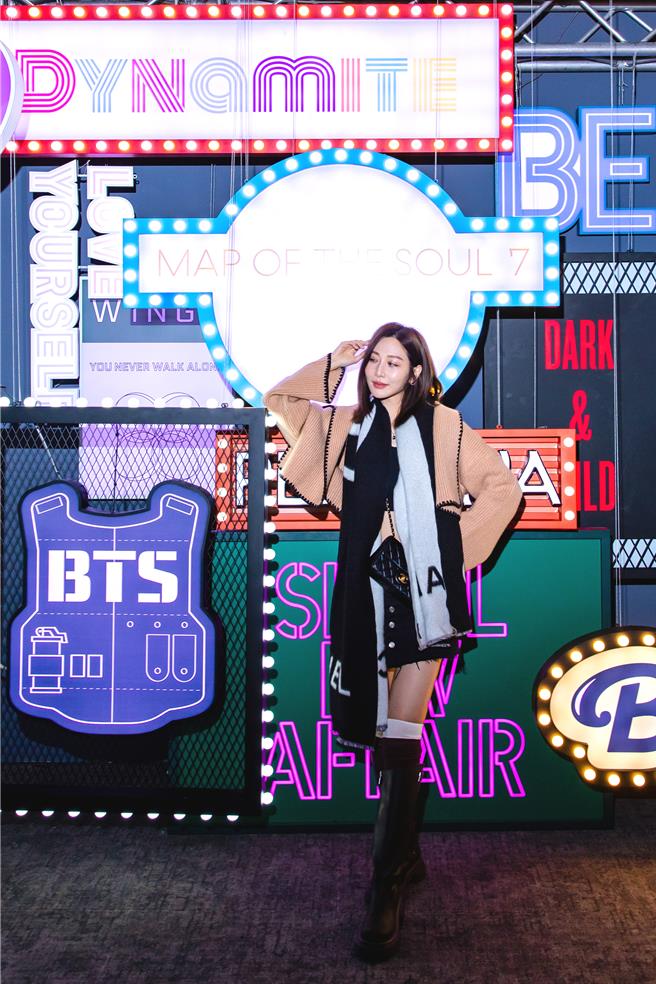 曾莞婷看展不忘秀辣腿。（iME TW提供）