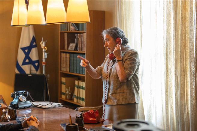 海倫米蘭維妙維肖詮釋以色列史上唯一女總理「果爾達梅爾」。（采昌提供）