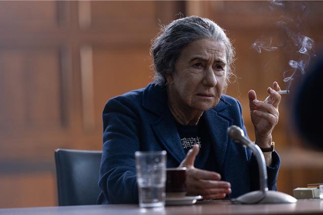 海倫米蘭呈現梅爾夫人菸癮重的細節。（采昌提供）