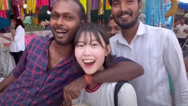 凯莉被印度当地男子强行搂抱。（图／@kellykorea YT）