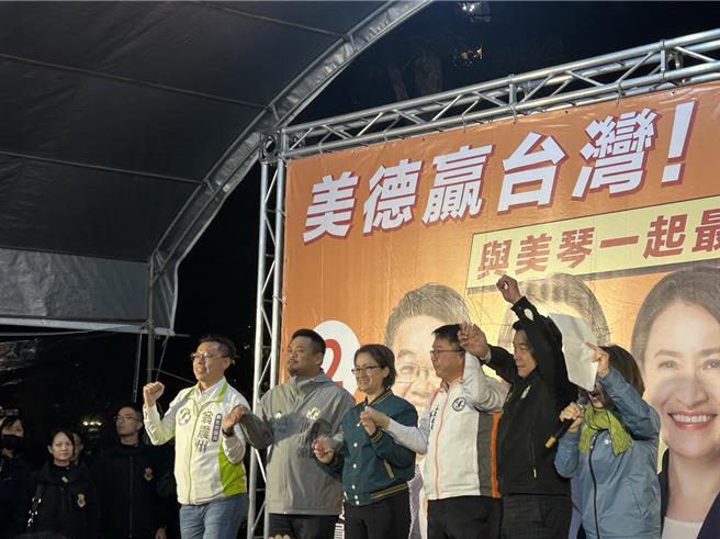 2023年12月20日新北市／民進黨副總統候選人蕭美琴今（20）日到新莊力挺立法委員候選人吳秉叡，她表示以前在立法院跟吳秉叡是鄰居兼是好戰友，常常要攔住吳秉叡和國民黨吵架。（劉瑋晴攝）