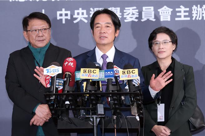 首場總統候選人電視政見發表會20日登場，由民視負責轉播。民進黨總統候選人賴清德（中）於政見發表會結束後接受媒體聯訪，再度抨擊國民黨總統候選人侯友宜閃避問題。左為全國競總總幹事潘孟安，右為國政顧問團召集人鄭麗君。（黃世麒攝）