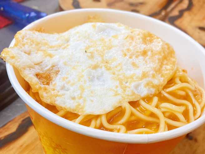 一位牛排店老板分享，有三种不需要帮助的客人前往店面领取爱心餐，让他觉得很傻眼。（翻摄自爆怨公社脸书）