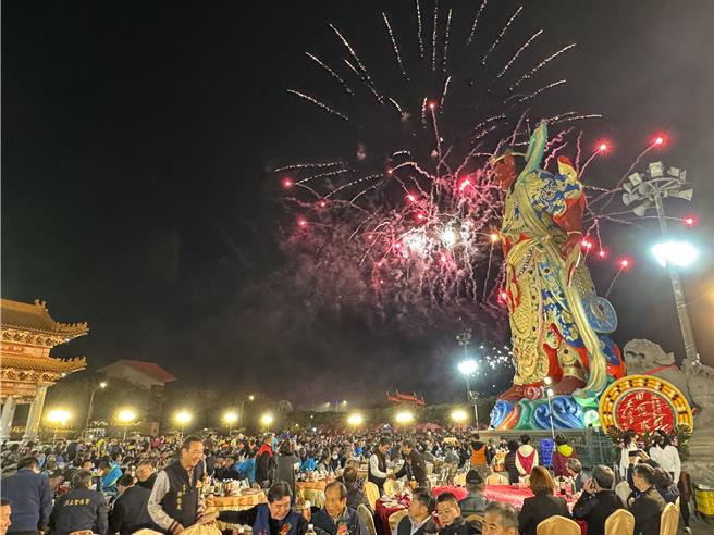 正统鹿耳门圣母庙歷经3次重建，20日晚间安座42周年庆祝大典，席开700桌，现场施放烟火秀。（曹婷婷摄）