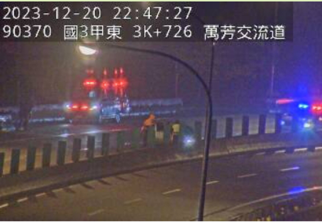 消防队获报到场协助驾驶脱困后送医。（翻摄国道1968）