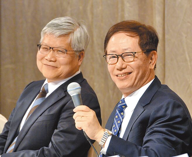 美系外资分析师说，刘德音（右）担任台积电董事长以来将台积电带领得有声有色，且行事风格沉稳，「是非常适合担任台积电董事长的人选。」图／本报资料照片