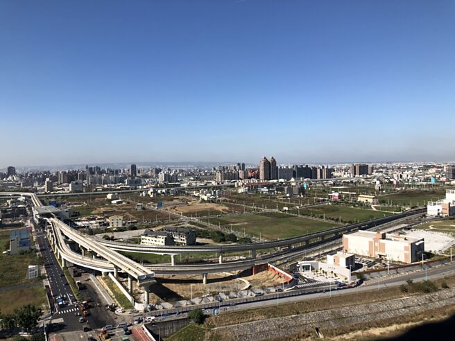 今年土地成交额年减达41％；明年有望「稳中求进」，商办市场预售化潮流料崛起。图／本报资料照片