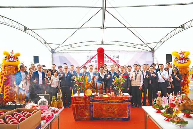 萬海航運與台灣港務公司高雄分公司承租高雄港第五貨櫃中心第79-81號碼頭，於19日進行「高雄港第79-81號碼頭櫃場工程動土祈福典禮」。圖／港務公司提供