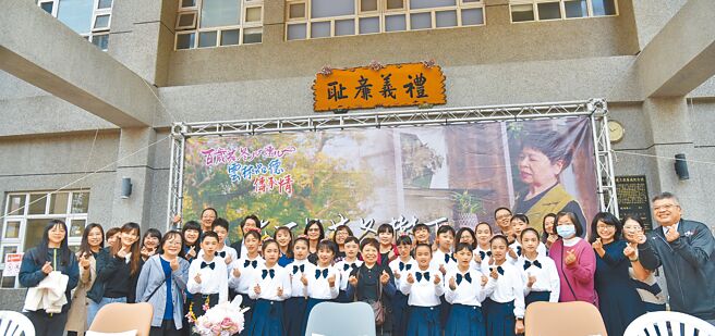 菜贩陈树菊（中穿黑衣者）肯定云林县府推动礼义廉耻的品德教育，墙上是2020年县政府统一重新挂上的礼义廉耻校训牌匾。（云林县政府提供／周丽兰云林传真）