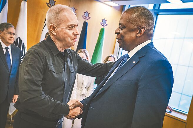 以国防长葛朗特18日与到访的美国防长奥斯汀（右）会面。（摘自美国国防部官网）