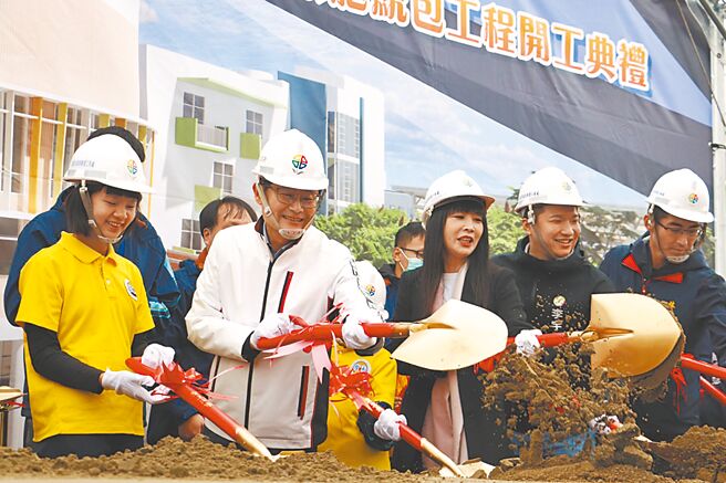 新北市副市长陈纯敬（左二）19日与地方民意代表及校方等人，参与林口南势国中开工典礼，预计2025年完成第一阶段工程后，让校方8月份可以先招收7年级学生。（新北市工务局提供／刘玮晴新北传真）
