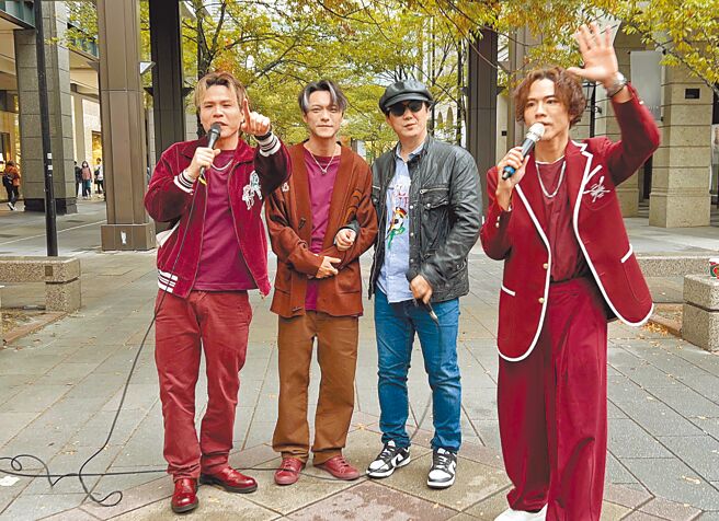 「李吳兄弟」日前體驗當街頭歌手，師兄蕭煌奇（右二）到場力挺。（好莉嗨提供）