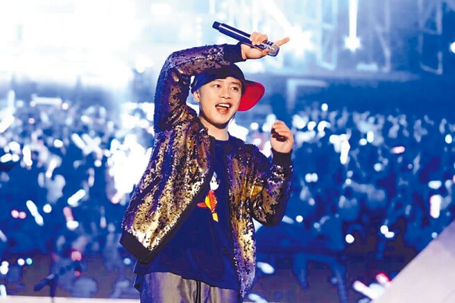 彈頭出道19年終於推出首張個人創作專輯《時光女伶》。（美秀創意提供）