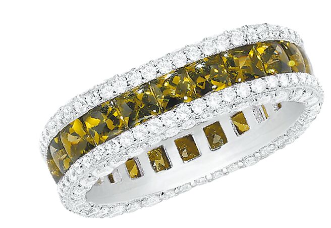 台中大远百apm MONACO密镶卡其色戒指，推荐价5000元。（远百提供）