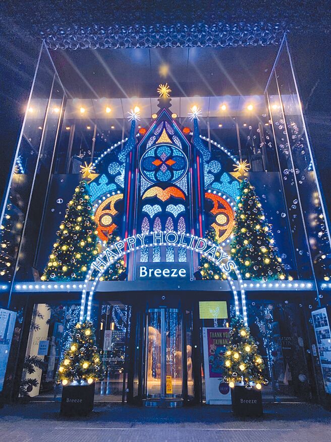 微風南山結合歐式彩繪玻璃創造童話城堡氛圍。（微風提供）