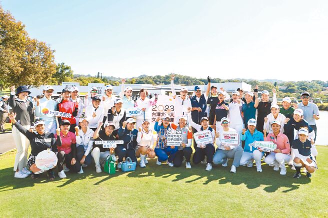 台灣大董事長蔡明忠（後排中戴白帽者）與多位貴賓及與賽選手在開球儀式中合影留念。（台灣大提供）