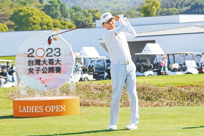 台灣大董事長蔡明忠在開球儀式中為大會揮出漂亮的第一桿。（台灣大提供提供）