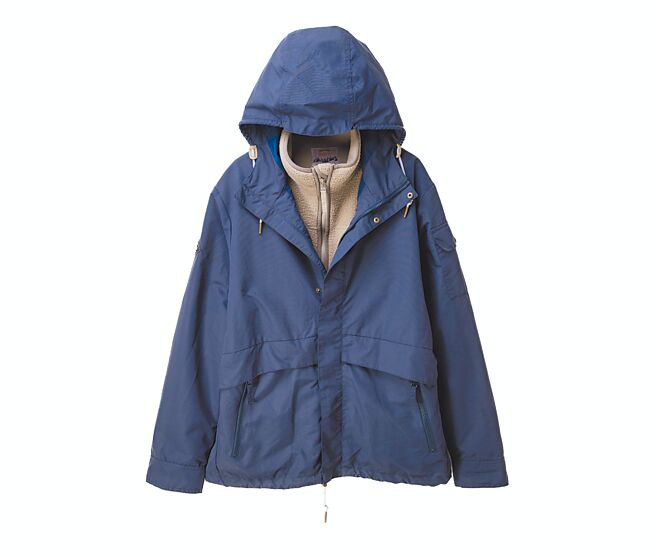 Global Mall新北中和店的城市綠洲推「兩件式防潑水保暖外套」，原價4975元、優惠價3980元。（Global Mall提供）