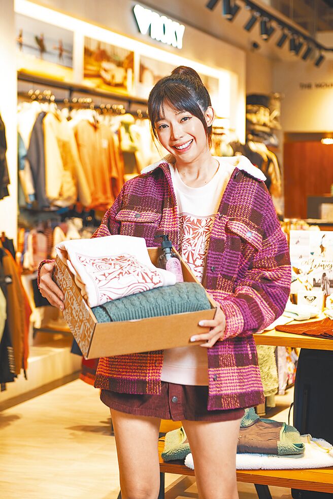 Namua品牌主理人王心恬，時尚演繹ROXY假期穿搭與禮物推薦。（Namua提供）