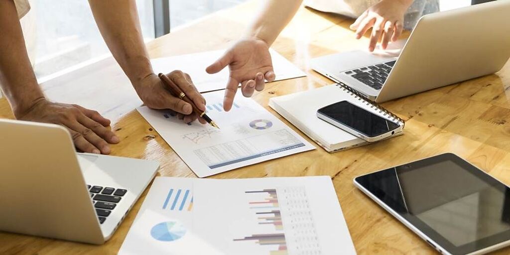 市值及高股息ETF人氣指標0050、0056將於1月除息，成為市場關注目標，兩檔合計達165萬投資人，搶賺年終加薪紅包。圖／Freepik