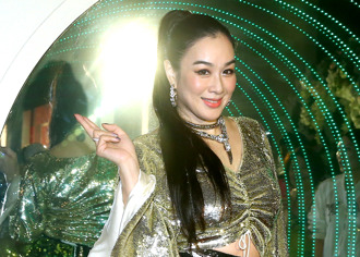 鍾麗緹大女兒帶男友回家 母女4人罕同框超高顏值引熱議