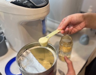 奶粉惊见异物？专家：乳糖焦化正常现象 三步骤确认更安心