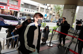 炎亞綸現身！拍未成年不雅片被起訴2罪 今士院首開庭