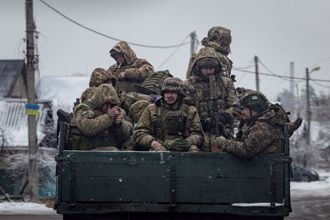 華爾街日報：青壯閃兵 烏軍拉老弱填前線