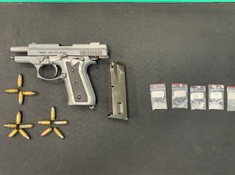 影》持改造枪、毒品躲洗车场 男：别人放我车上的