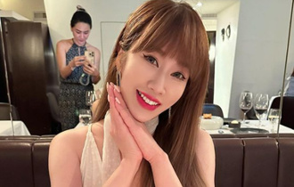 最美空姐庆丝婚火辣造型曝光 胸前挖空泄超凶曲线