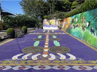 旅法藝術家返鄉將社區當畫布 苗縣公館社區成唯美「紫晴園」