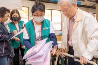 台灣人壽公益投入 2023年近5.5萬人次受惠 關懷高齡弱勢 深耕綠背心志工DNA  