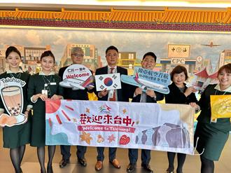 韩亚航空首航飞抵台中 市府欢喜迎宾