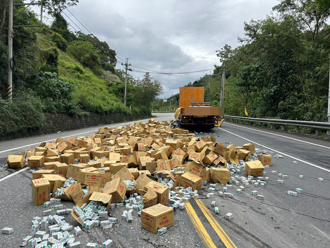 司機未將貨物綁妥 台9線百箱感冒糖漿散落路面
