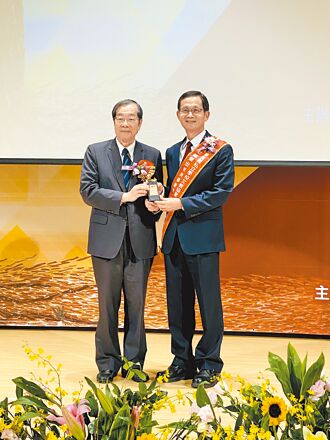 康橋董座李萬吉 獲傑出教育事業家獎