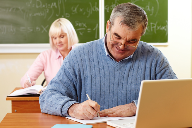 学习新事物有利脑力回春。（示意图／Shutterstock）