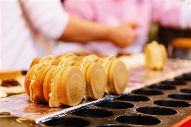 車輪餅是台灣最具代表性的街頭小吃之一，但價格直線上漲，讓民眾直呼吃不消。(示意圖／shutterstock)