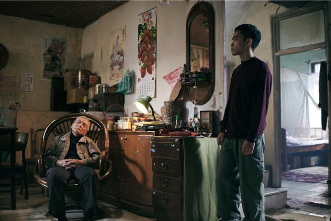 《明天比昨天长久》启用新人演员陈嘉良（右）挑大梁。（飞望影像有限公司提供）