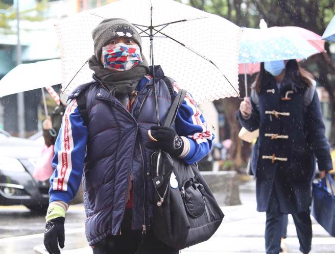 急诊医师表示，20日上班短短1小时就送来3名脑出血病患，提醒高血压患者注意保暖。（资料照片／陈俊吉摄）