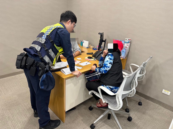 阿嬷听信灵骨塔「房仲」增值话术，所幸经过行员与员警联手劝说，才免于再损失75万元。（翻摄画面）