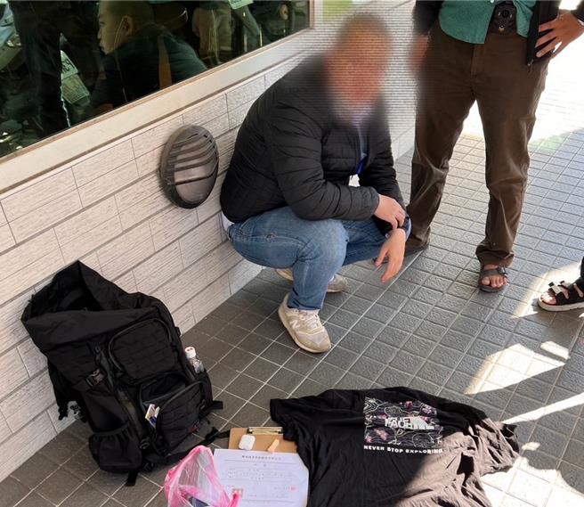 高雄楠梓警方逮補林姓詐騙車手（左），起出犯案用的工具包含衣物、假收據等證物。（翻攝照片／林瑞益高雄傳真）