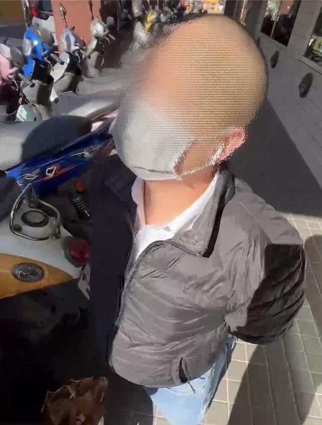 詐騙車手林姓男子於12月19日在高雄楠梓落網後向警方跪地求饒，但警方不為所動，依法逮補。（翻攝照片／林瑞益高雄傳真）