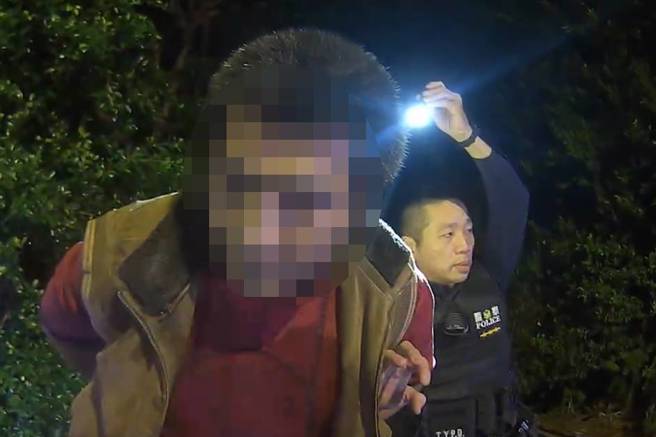 吳男拒檢駕車逃逸6公里後，因天雨打滑自撞狼狽就逮。（翻攝畫面）