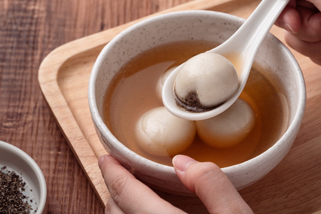 冷冻汤圆要煮之前不用退冰，直接下锅，因为汤圆退冰反而会失温，导致破裂。(示意图，达志提供)