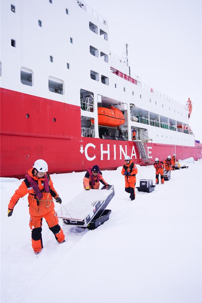 今年9月中国第13次北冰洋科学考察队抵达北极点，图为考察队员在北极点附近的冰站调查作业现场。（摘自新华社）