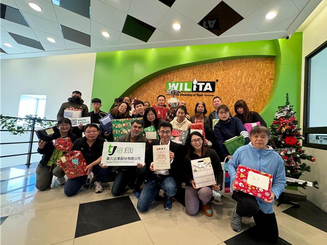 台中市臺久企業今年將公司耶誕節的交換禮物活動，轉做公益，幫助弱勢孩童圓夢送禮物。（大甲李綜合醫院提供／張妍溱台中傳真）