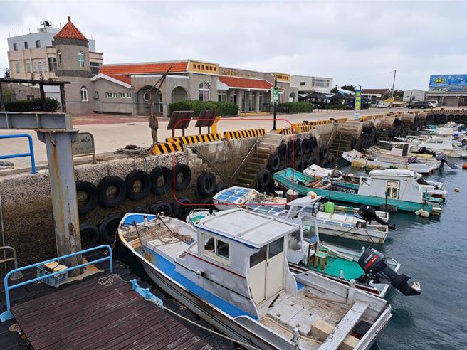 2023年12月21日澎湖县／离岛交通船助手20日摔落码头OHCA，延至21日不治，红框处即为王男跌落处阶梯。（许逸民摄）